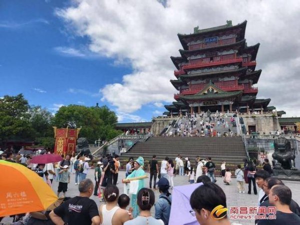 亿财配资 一曲乡音唤醒城市记忆——滕王阁景区举行快闪活动