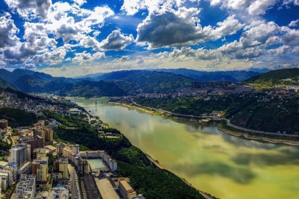 东方财通 巴东：青山着墨 江水作画