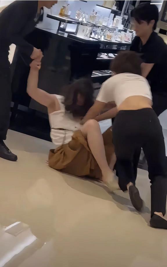 多得网 两女子在合肥万象城香奈儿门前当众扭打，警方：事情已处理好了