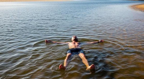 鸿满仓 日本一男子醉后跳海找手机，漂流4个多小时后奇迹生还