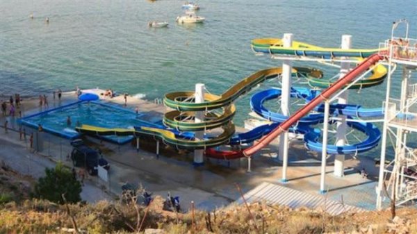 鼎冠策略资 德国游客在克罗地亚抱1岁多女儿玩滑水道，女童从怀中飞出坠亡